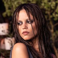 Jenna Ortega reine du gothique, elle ose la robe transparente pour une apparition goth’glam remarquée
