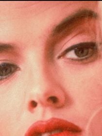 "On dirait sa mère, c'est hallucinant" : la fille de ce sex symbol mythique des années 90 recrée son look le plus glamour et sidère les internautes