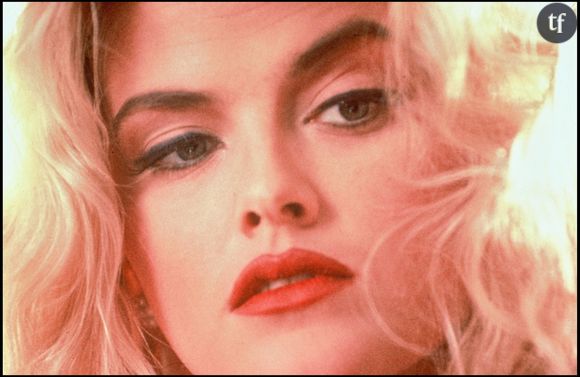 "On dirait sa mère, c'est hallucinant" : la fille de ce sex symbol mythique des années 90 recrée son look le plus glamour et sidère les internautes