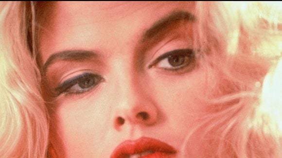 "On dirait sa mère, c'est hallucinant" : la fille de ce sex symbol mythique des années 90 recrée son look le plus glamour et sidère les internautes