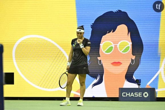 La joueuse tunisienne Ons Jabeur en s'exprimant sur l’absence des femmes en night sessions cherche, tel que le relate le compte féministe L'effrontée sur Instagram, a mettre en lumière une évidence trop méconnue de l'audience qui dès ce mois ci se retrouve sotchée à son téléviseur : le manque de valorisation du tennis féminin.