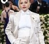 Madonna victime d'âgisme
Si ses plus fidèles fans sont habitués à la voir sulfureuse et revendiquer sa féminité, d'autres n'hésitent pas à verser dans les critiques âgistes. Ainsi, lorsque le 10 juin dernier la star pose en culotte sur ses réseaux sociaux, elle fait face à de nombreuses remarques sexistes et âgistes.
En 2023, lors de son apparition à la 65e cérémonie des Grammy Awards le 5 février 2023, la chanteuse est jugée méconnaissable et critiquée pour son recours à la chirurgie. D'un côté, les femmes n'ont pas le droit de vieillir : au sein de notre société patriarcale, elles doivent rester jeunes. Cependant, si elles se conforment aux injonctions à la lutte contre le vieillissement, elles sont fustigées. Lors d'un puissant discours prononcé en 2016 lors des Billboard Women in Music, Madonna dénonçait déjà l'âgisme dans l'industrie de la musique : "Ne vieillissez pas. Vieillir est un pêché. Vous serez critiquées, calomniées et vous ne passerez certainement plus à la radio."