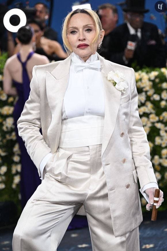 Madonna victime d'âgisme

Si ses plus fidèles fans sont habitués à la voir sulfureuse et revendiquer sa féminité, d'autres n'hésitent pas à verser dans les critiques âgistes. Ainsi, lorsque le 10 juin dernier la star pose en culotte sur ses réseaux sociaux, elle fait face à de nombreuses remarques sexistes et âgistes. 

En 2023, lors de son apparition à la 65e cérémonie des Grammy Awards le 5 février 2023, la chanteuse est jugée méconnaissable et critiquée pour son recours à la chirurgie. D'un côté, les femmes n'ont pas le droit de vieillir : au sein de notre société patriarcale, elles doivent rester jeunes. Cependant, si elles se conforment aux injonctions à la lutte contre le vieillissement, elles sont fustigées. Lors d'un puissant discours prononcé en 2016 lors des Billboard Women in Music, Madonna dénonçait déjà l'âgisme dans l'industrie de la musique : "Ne vieillissez pas. Vieillir est un pêché. Vous serez critiquées, calomniées et vous ne passerez certainement plus à la radio."