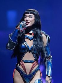 "Elle fait un trail en maillot de bain ?!" : Katy Perry ose une performance physique audacieuse sur scène et ça fait réagir