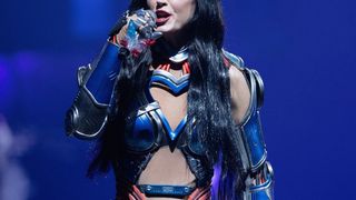 "Elle fait un trail en maillot de bain ?!" : Katy Perry ose une performance physique audacieuse sur scène et ça fait réagir
