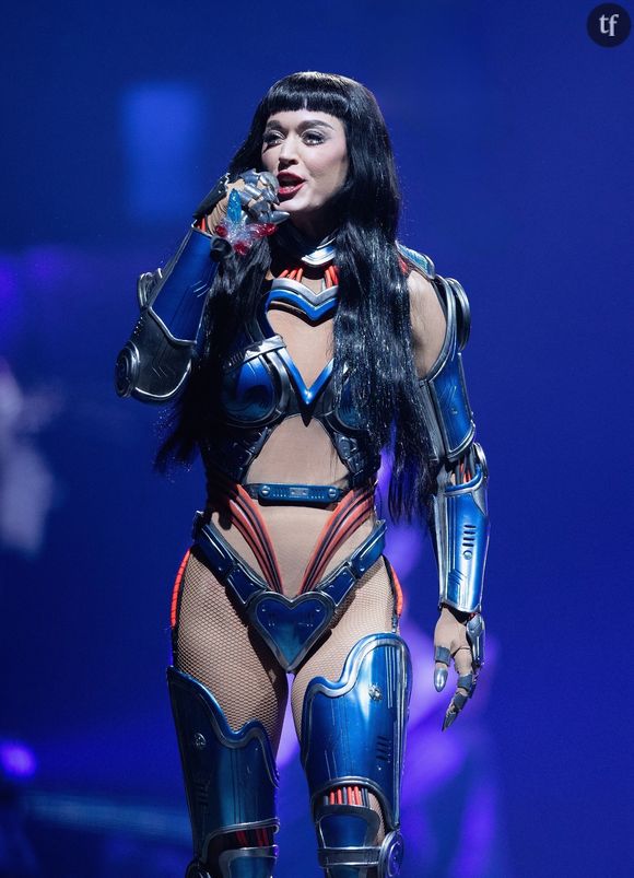 "Elle fait un trail en maillot de bain la dingue" : Katy Perry fait une performance controversée sur scène et ça fait réagir