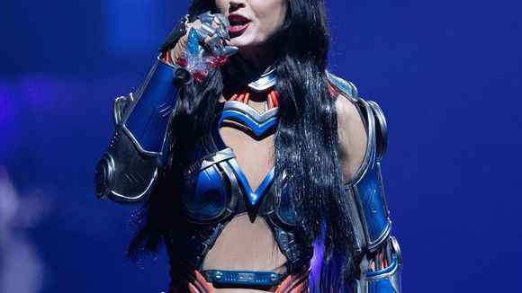 "Elle fait un trail en maillot de bain ?!" : Katy Perry ose une performance physique audacieuse sur scène et ça fait réagir