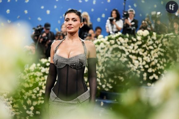 "La robe est de mauvais goût. Pas besoin d'en montrer autant !", "robe de très mauvais goût et peu élégante", avaient déjà fustigé de nombreux internautes lors de l'une de ses plus récentes apparitions fashion, à savoir le show Jean Paul Gaultier du 29 janvier dernier.