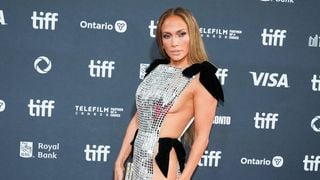 "Avec des fesses comme ça, vous feriez pareil" : Jennifer Lopez mouche en images les machos qui trouvent "qu'elle en dévoile trop" à 56 ans