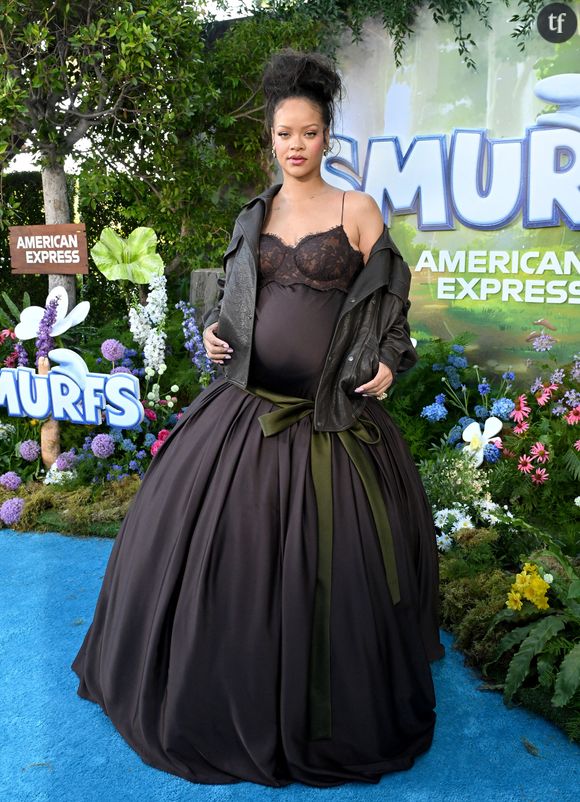 Et dans ces clichés exclusifs abondamment relayés sur les réseaux sociaux, Rihanna donne le la à une tenue noire très épurée, lunettes de soleil sur le nez, à l'instar d'une rockstar très minimaliste. Aux côtés de son cher et tendre Asap Rocky naturellement, le couple ayant été aperçu à Los Angeles ce week-end pour le 37e anniversaire de Rocky.