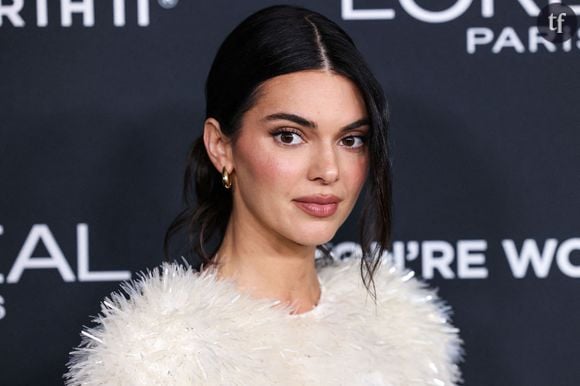 La jeune femme de 30 ans apparaît tantôt en mini short, topless sous un bomber blanc, perché sur des sandales à talons, tantôt dans un trench-coat qui paraît trempée et sous lequel elle semble nue.