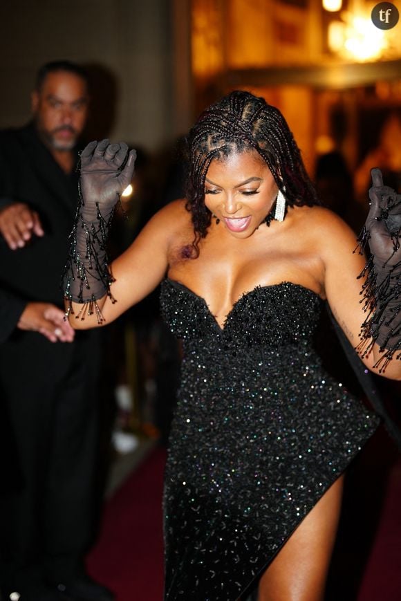 Megan Thee Stallion rivalise de badasserie. De charisme, de confiance en elle, et de puissance : femme forte, dure à cuire, femme d’affaires très influente, reine du rap US, elle côtoie sur le trône d’iconiques amies, comme Cardi B, avec qui elle a déjà naturellement "feat" l'espace d'un hit inoubliable. Les deux artistes, reines des charts, ont en commun une manière toujours très incarnée de mettre en scène leur corps, à l’instar d’une force, d’un empouvoirement, célébrant leur sexualité et leurs formes généreuses, de clips en réseaux sociaux. Une manière très générationnelle et très américaine, volontiers libérale, d'asseoir sa domination.