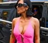 "Elle doit étouffer dans ce bustier", "C'est beaucoup trop serré pour son corps", "Son physique correspond à des standards de beauté complètement surréalistes", "C'est horrible", "Pourquoi une tenue aussi resserrée, Kim Kardashian ?!", se scandalisent les milliers d'internautes accueillant avec fracas ces fulgurances fashion.