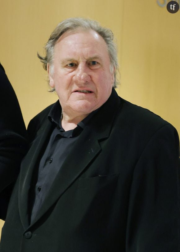 Alors même qu’il se sait filmé, l’acteur redouble d’allusions sexuelles en toute impunité, sans que personne autour de lui ne trouve rien à redire. À commencer par celle qui joue sa femme à l’écran, l’actrice Sandrine Bonnaire. “Tu l’embrouilles là-bas, tu l’emmènes et tu la désosses. Comme un petit pied de porc”, commence-t-il dans l’extrait, avant de s'attaquer aux figurantes.