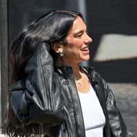 Bikini string ultra sexy, abdos en béton, yacht incroyable... Dua Lipa fait grimper la température pour ses 30 ans