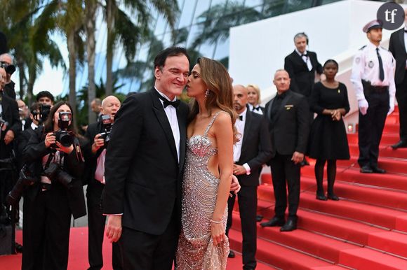 “C’est sa fille ?” Ce grand réalisateur, accusé de misogynie et de racisme, s’affiche avec sa femme de 22 ans de moins que lui… Et se fait allumer