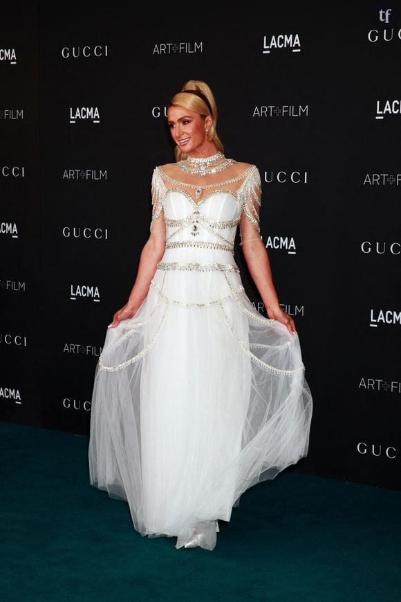 En fait, la bimbo, c'est ce concept d'une femme très belle physiquement, très sensuelle, qui par extension serait forcément idiote. Car elle est désirable, donc elle ne peut pas tout avoir. Désirable par les hommes évidemment. Paris Hilton a bien connu tout cela. On est là dans du sexisme très "d'époque" qu'on aimerait voir disparaitre à jamais.