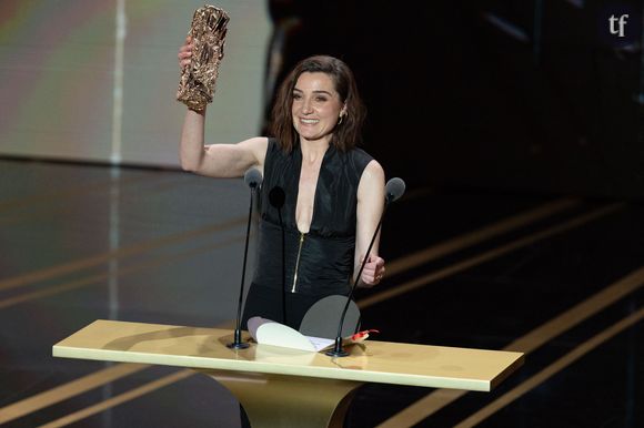 Nina Meurisse fustige devant les caméras de France 2 : "J'ai grandi avec ces violences, avec le fait que c'était comme ça et que c'était le prix à payer. Je les ai toutes eues, les formes de violences...". Qui vont de la remarque sexiste sur son physique... A pire.