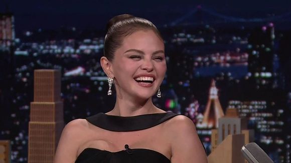 "Si glamour" : Selena Gomez rivalise avec le sex symbol Sydney Sweeney dans cette robe flamboyante sur le tapis rouge des Emmys