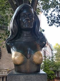 "Arrêtez de lui toucher les seins !" : cette statue agressée sexuellement par des porcs, où quand les hommes considèrent les femmes comme des objets