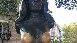 "Arrêtez de lui toucher les seins !" : cette statue agressée sexuellement par des porcs, où quand les hommes considèrent les femmes comme des objets