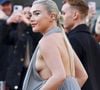 Florence Pugh qui dans le mélodrame et rom com L'amour au présent fait face à la maladie et a refusé de porter de perruque pour ce rôle. Quitte à dire adieu à ses tifs...