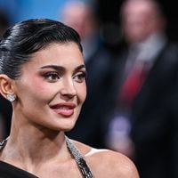 "Cette femme est une déesse" : Kylie Jenner pose en lingerie pour SKIMS et subjugue les internautes