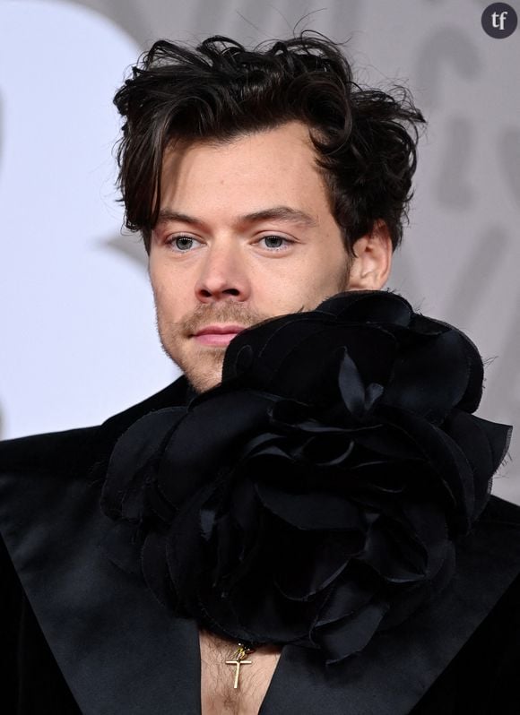 En ligne, des internautes lui reprochent d'avoir des histoires avec plusieurs hommes en plusieurs mois.