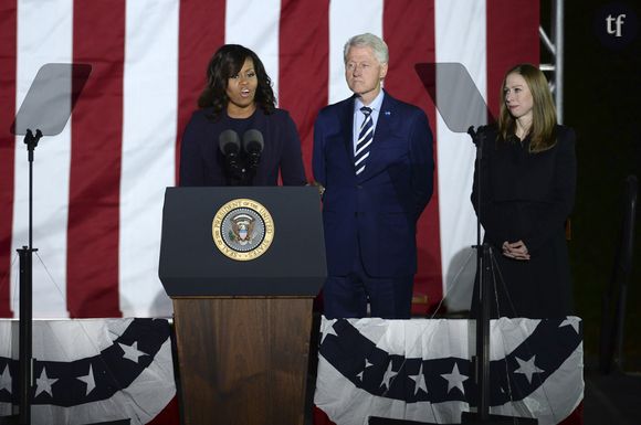 Des indices qui n'en sont pas vraiment : Michelle Obama a toujours représenté, en tant qu'avocate, autrice, conférencière, une forme d'indépendance, aux antipodes de la housewive américaine - la femme au foyer, qui trouve son regain de popularité à travers la tendance réactionnaire de la "tradwife" outre atlantique. Son absence n'est donc pas si absurde.