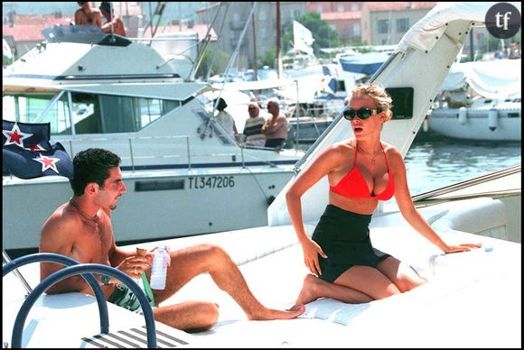 Ophélie Winter a souffert 30 ans durant d’être réduite à cet archétype sexiste : celle de la blonde hyper sexualisée, qui en s’affirmant fière de son corps et de son désir (la chanson et hit “Tout le monde le fait”) a dû subir les assauts redondants des machistes libidineux.
Démonstration est faite avec cette séquence télé lunaire aujourd’hui ressassée par la star de la musique : cet instant où un célèbre animateur, Pascal Brunner, l’invite en direct et donne le ton très vite : “Ophélie Winter : cette femme, c’est un bolide…”