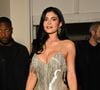 "Reine", "diva", "sex symbol", "sulfureuse", "trop hot", "on t'aime", "si sensuelle", "qu'est-ce qu'elle est belle", lit-on par palanquées d'élégies bien méritées. Kylie Jenner a encore cassé la Toile, et on comprend pourquoi. Elle rayonne tout simplement dans cet apparat à la fine étoffe.