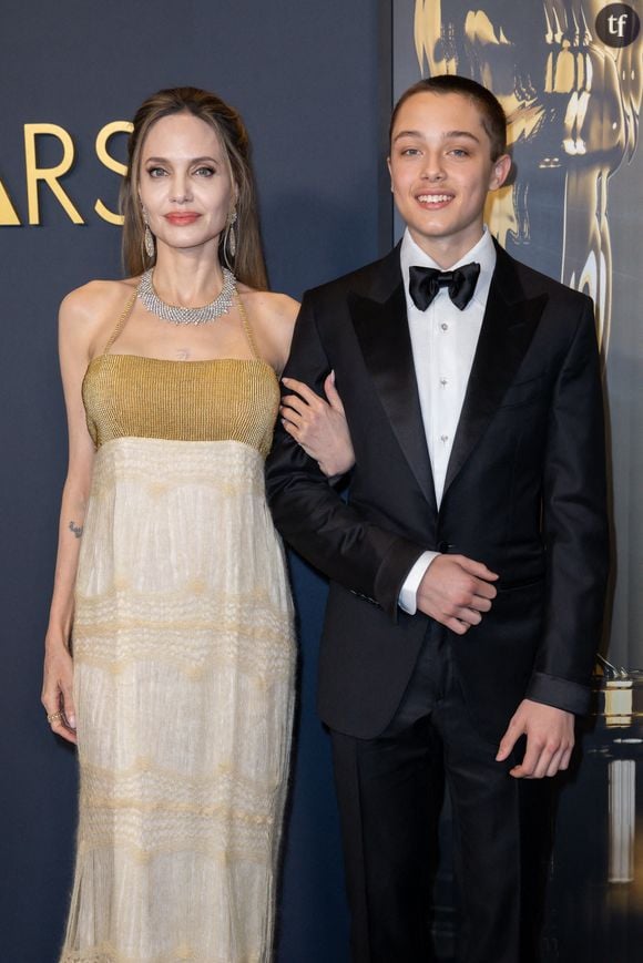 Angelina Jolie s'est fièrement affichée au bras de son fils Knox Léon Jolie-Pitt sur le tapis des Governor Awards. Bras dessus bras dessous, sourire franc plein d'une fierté maternelle, l'actrice était lumineuse auprès du frère jumeau de Vivienne, fils cadet de la fratrie Jolie/Pitt.