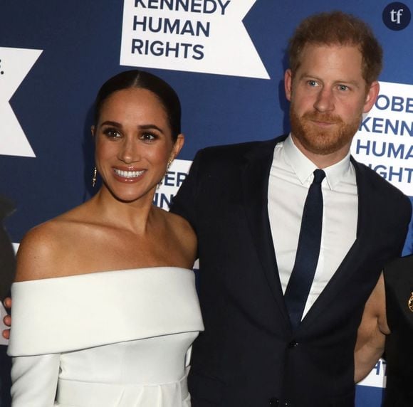 Il n'est pas rare que la duchesse de Sussex se retrouve au coeur des controverses. Cela dure depuis des années. Ragots conjugaux, accusations d'entorses aux coutumes royales, quolibets incessants sur son attitude et son rapport à "la famille" d'Angleterre, même émancipée de cette sphère, Meghan Markle ne peut se libérer de ces gossips pour tabloïds.