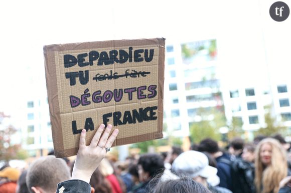 "Une telle annonce, c'est une violence inouïe pour les plaignantes. C'est terrible pour ces personnes qui attendent depuis six ans pour certaines, de voir que la personne contre laquelle elles ont porté plainte se pavane sur les plateaux avec le soutien de ses plus vieux amis, ses plus vieilles amies", dénonce Élodie Jauneau, vice-présidente de l'association MeTooMedia, auprès de RTL. "C'est absolument déplorable. On est sur un entre-soi, sur une génération qui se soutient, qui se serre les coudes. Ce sont toujours les mêmes en fait".