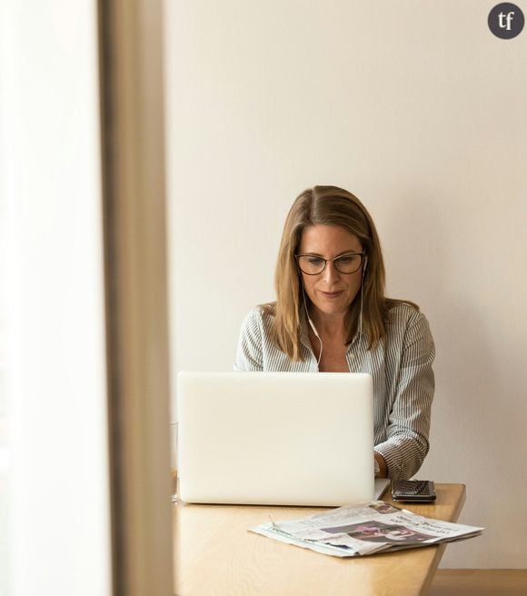 Les interruptions de carrière, le travail à temps partiel et les salaires inférieurs à ceux des hommes retardent l’accès au taux plein de retraite. Lorsqu’elles perdent leur emploi, beaucoup peinent à rebondir et se retrouvent sans ressources pendant plusieurs années, avant de pouvoir faire valoir leurs droits. Certaines doivent alors puiser dans leurs économies, dépendre de leur conjoint ou retourner vivre chez un proche.