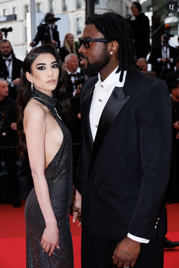 Dans un long portrait d'il y a quelques années paru dans Les Inrockuptibles,Damso révèle lire des autrices comme Simone de Beauvoir et Virginie Despentes, s'intéresser au féminisme, aux luttes et à ses figures iconiques... Ce qui transparaît très discrètement dans un texte fleuri tel que son récent "Love is blind" : "Tout fait par amour, j'ai craché dans ses eyes parce que love is blind".