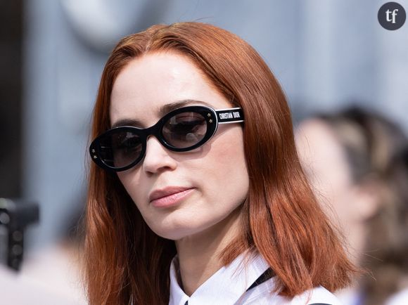 Emily Blunt, plus iconique que jamais ? 

En tout cas, l'actrice américaine entrée dans la légende pour Le diable s'habille en Prada semble plutôt douée pour la métamorphose. A l'instar de nombreuses consoeurs (Emma Stone, Cate Blanchett, Shailene Woodley), la comédienne était sur le tapis rouge de la Mostra de Venise, particulièrement lumineuse. A ses côtés, Dwayne Johnson, alias The Rock. Et pour l'accueillir, de nombreux fans... Qui semblent très déconcertés par son apparition.