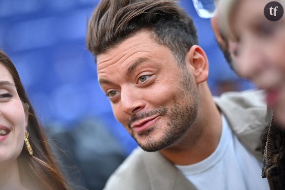 Capucine Anav se confie sur l'infidélité de Kev Adams

L’ex-star de la téléréalité devenue comédienne, désormais chroniqueuse sur Fun Radio dans l’émission de Cyril Hanouna, a accepté de se livrer sans filtre lors d’une interview accordée à Jordan de Luxe dans Le Jet. Capucine Anav a répondu en toute franchise aux questions du journaliste sur ses anciennes relations amoureuses avec des personnalités bien connues du public. Parmi les noms cités, Louis Sarkozy, Alain-Fabien Delon, Rayane Bensetti, Florent Manaudou et Kev Adams, avec qui elle a vécu une romance éclair en 2014. L’animateur, connu pour poser les questions qui fâchent, n’a pas hésité à revenir sur une confession de Capucine Anav : "Il y a eu une tromperie, parce que vous aviez compté le nombre de préservatifs, vous m’aviez raconté ça".  "Ah oui c’est vrai, oh là là, mais tu te rappelles de tout ! J’ai rien à dire moi", a répondu l'intéressée, surprise.