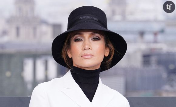 J-Lo est à peine remise des scandales relatifs à P Diddy, qui ricochent sur elle via diverses théories du complot alimentées sur la Toile, que ce sont ses looks qui font polémique.