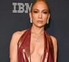 "À couper le souffle", "Quel corps !" : Jennifer Lopez fait sensation dans une robe rouge moulante qui dévoile ses courbes