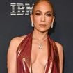 "À couper le souffle", "Quel corps !" : Jennifer Lopez enflamme Instagram dans une robe rouge moulante qui dévoile ses courbes