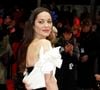 Dans la lignée des grandes stars qui choisissent d’adopter le style de leurs personnages lors de leurs apparitions publiques, Marion Cotillard a décidé de suivre cette tendance sur le tapis rouge de Berlin en se transformant en "Reine des Glaces".