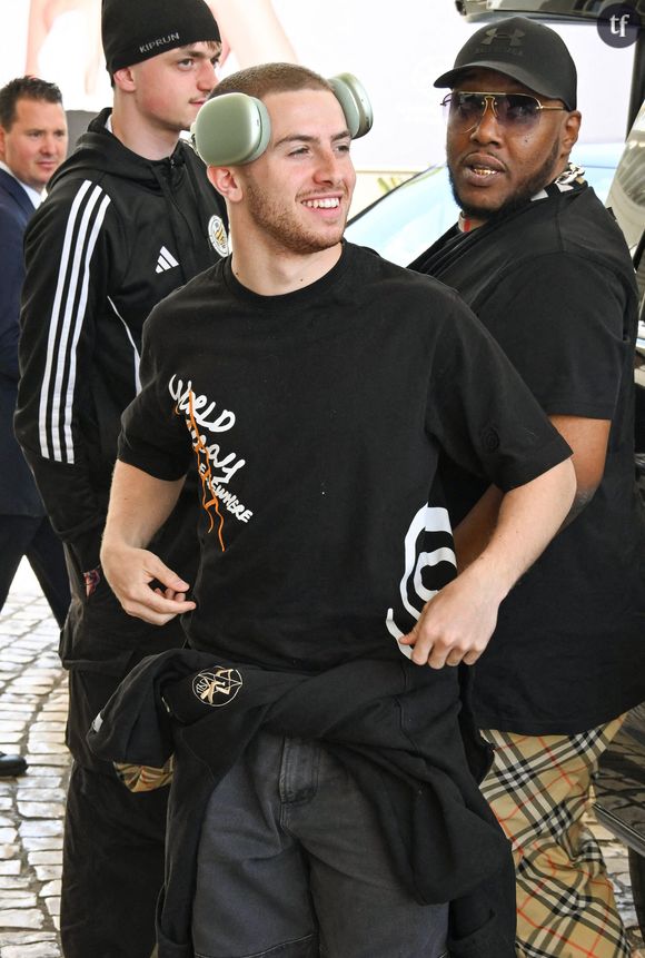 "Put*in les frères, j'en peux plus. Quand j'ouvre TikTok je vois que ça." "Les gars s'il vous plaît, laissez-moi tranquille !", a-t-il soufflé.