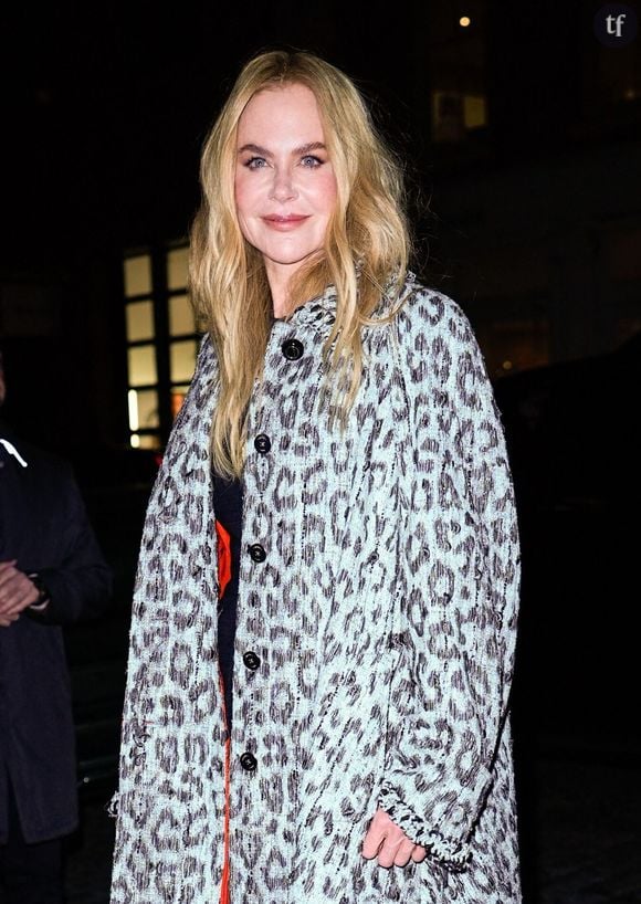 Nicole Kidman défie l’âgisme ces dernières années, de rôle sulfureux en séance photos particulièrement osée. La comédienne dénonce à sa façon le sexisme que subissent les femmes de quarante ans et plus. Dans la société du spectacle, les stars hollywoodiennes à l’unisson n’échappent pas à la stigmatisation et aux discriminations. 

Nombreuses sont les icônes à se voir qualifiées de “trop vieilles”, leur physique étant abondamment commenté. Tout comme, paradoxalement, leur recours à la chirurgie esthétique, usage qui éclot pourtant des mêmes pressions patriarcales.