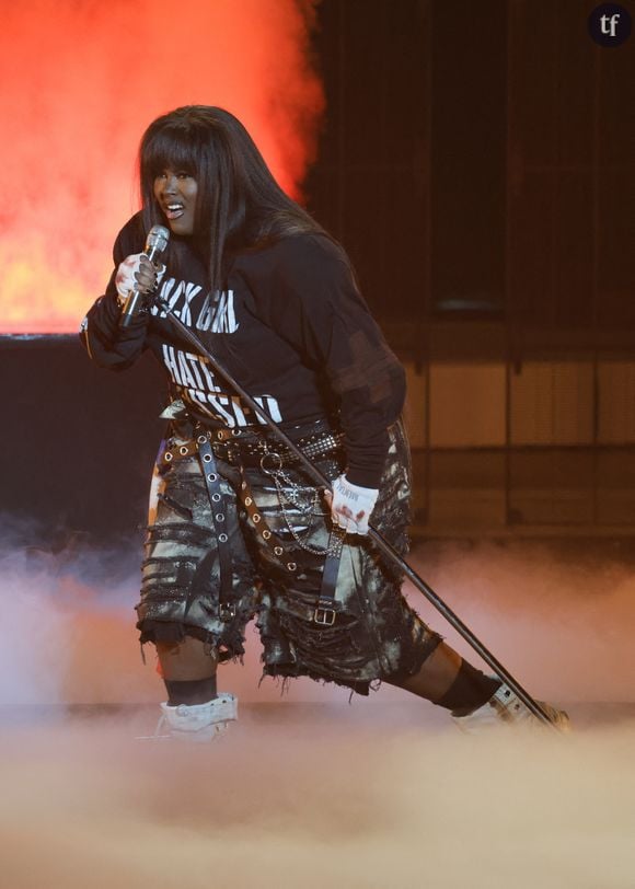 C’est à la musique française qu’elle s’en prend dans une dernière prise de parole véhémente qui forcément a beaucoup fait réagir. La chanteuse met en mots son opinion sous cette forme : “la chanson française en ce moment, et ce n'est que mon avis personnel, est à chier. Et je n'ai pas envie d'y participer tout simplement. Tous les jours on voit les mêmes têtes à la télé, on entend les mêmes personnes dans les putains de radios. Les mêmes sons, on est fatigué”.
