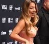 "J'ai le souffle coupé", "Hallucinante", "Sublime" : Sydney Sweeney s'affiche en tailleur hyper décolleté en réponse à ceux qui la jugent "trop sexualisée"