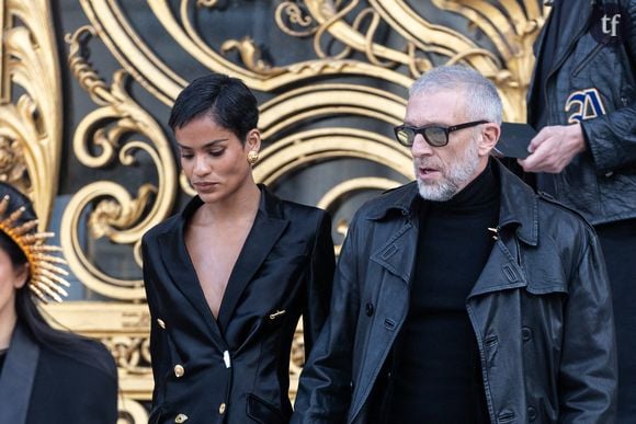 Sur les photos, la mannequin de 30 ans apparaît légèrement vêtue de cache tétons à strass, d'une mini jupe blanche et d'une perruque rose.