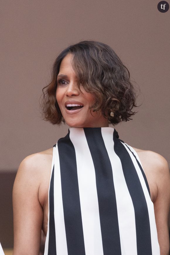 Et les internautes de célébrer la confiance décomplexée de la star quinquagénaire : "Elle est sublime", "Si sexy Halle Berry", "tu es éternelle", "Adorable", lit-on au gré des centaines de réactions enthousiastes qui perlent sur les réseaux sociaux. Et ce n'est pas tout...