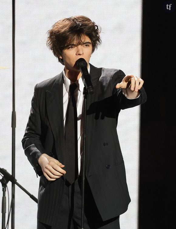 Attitude de “bully” des cours de lycée que le chanteur a pris avec philosophie, invitant ses très nombreux followers à ne pas tenir compte de la haine exprimée à son égard et à se protéger le plus possible contre le cyber harcèlement, qui peut engendrer dépressions et suicides. Mais dans cette lutte intime contre les violences, souvent impunies, l'artiste a pu compter sur une alliée de choix, et de taille : la grande Clara Luciani, qui en fait sa première partie.