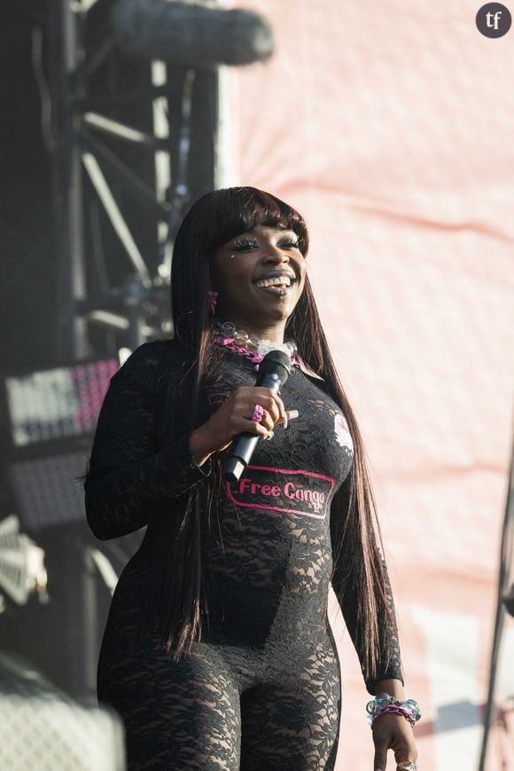 A The Fader, elle déclare non sans amertume : « Tout le monde m'a dit "Oh mais tes fesses ne sont pas si grosses". Et ce n'étaient que des mecs."